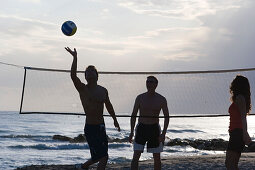 Junge Leute spielen Beach Volleyball, Apulien, Italien