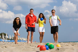 Gruppe Erwachsener spielen Boccia am Strand, Apulien, Italien