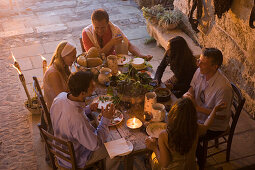 Freunde essen zusammen auf Terrasse, Apulien, Italien