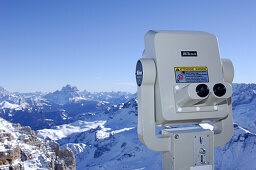 Münzfernglas vor schneebedeckter Landschaft, Passo Pordoi, Dolomiten, Italien, Europa