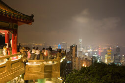 Aussichtsplattform und Hong Kong Skyline bei Nacht, Blick von Victoria Park, Hong Kong