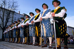 Schwertertanz mit historischen Kostümen beim Georgiritt und Festumzug in Traunstein, Chiemgau, Oberbayern, Bayern, Deutschland