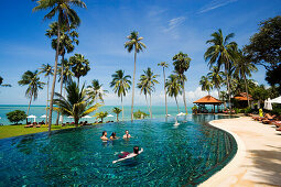 Vacationers relaxing at the swimming pool of the Napasai Hotel, Mae Nam Beach, Hat Mae Nam, Ko Samui, Thailand