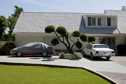 Zwei Autos vor einer amerikanischen Villa, Beverly Hills, Los Angeles, Kalifornien, Amerika, USA