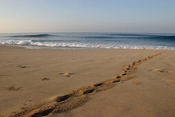 Fußspuren im Sand frühmorgens am Strand, Maunalua Bucht, Honolulu, Hawaii, Amerika, USA