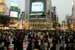 Rush hour, große Verkehrskreuzung vor der JR Yamanote Station Shibuya Station, Hachiko Exit, Tokio, Tokyo, Japan