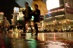 Regen, Rush hour, große Verkehrskreuzung vor der JR  Shibuya Station, Hachiko Exit, Tokio, Tokyo, Japan