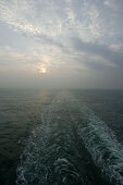 Sonnenaufgang über dem Ärmelkanal, Kielwasser des Kreuzfahrtschiffs MS Delphin Renaissance