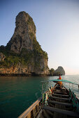 Boot mit Kalkfelsen im Hintergrund, Laem Phra Nang, Railay, Krabi, Thailand