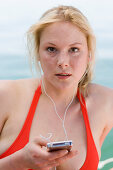 Bayern, Deutschland, Starnberg, Starnberger See, Frau mit Ipod, Leoni, blond, Bikini, rot, See, Ipod