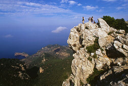 Eine Gruppe von Leute beim Wandern, Reitweg des Erzherzogs, bei Valldemosa, Serra de Tramuntana, Mallorca, Spanien