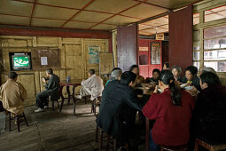 Xixiang Chi, Kloster, Emei Shan,Kantine, Mönche beim Lunch und Fernsehen, Kloster des Elefanten-Badeteich, Emei Shan Gebirge, Provinz Sichuan, Weltkulturerbe, UNESCO, China, Asien