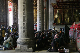 Große Halle, Nanyue Miao Heng Shan Süd,Andacht, Wächterfiguren blicken über betende Pilger, taoistische Hengshan Süd, Provinz Hunan, China, Asien