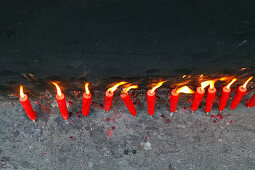 Rote Opferkerzen brennen in einer Reihe, Klosterinsel Putuo Shan, Provinz Zhejiang, China, Asien