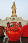 Pilger, Guanyin Leaping Cliff, Putuo Shan,Pilger mit Buddhastatuen und Hausaltar, bringen sie zur Weihe zur Göttin der Barmherzigkeit, Guanyin, Putuo Shan, buddhistische Klosterinsel bei Shanghai, Provinz Zhejiang, China, Asien