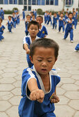 Kungfu training, Schule, Dengfeng,Schüler im Kindergartenalter einer der vielen neuen Kungfu Schulen in Dengfeng, auf Übungsplatz vor der Schule, über 30.000 Schüler werden in diversen Schulen unterrichtet, Songshan, Provinz Henan, China, Asien