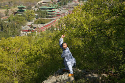 Kungfu Meister, Song Shan,Kungfu Meister Shi Yanwen, vor Shaolin Kloster, Songshan, Provinz Henan, China, Asien