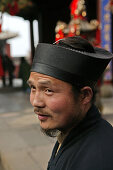 Mönch, Tai Shan,Portrait, Taoistischer Mönch mit typischer Kopfbedeckung mit Öffnung für Haarzopf, Tempel der Azurblauen Wolke, Azure Cloud Monastery, Bixia Si Monastery, Taishan, Provinz Shandong, Provinz Shandong, UNESCO Weltkulturerbe, China, Asien