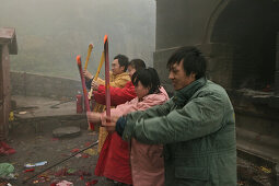 Opfergabe und Gebet von Gläubigen, Azure Clouds Temple, Taishan, Provinz Shandong, UNESCO Weltkulturerbe, China, Asien