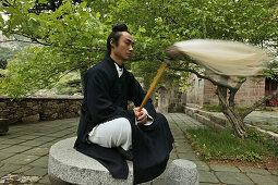 Taoistischer Mönch Zhang Qingren demonstriert die hohe Kunst des Taichi, entlegenes Kloster Hou Shi Wu, Steinfestung, Taishan, Provinz Shandong, UNESCO Weltkulturerbe, China, Asien