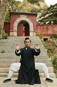 Taoistischer Mönch Zhang Qingren demonstriert die hohe Kunst des Taichi, entlegenes Kloster Hou Shi Wu, Steinfestung, Taishan, Provinz Shandong, UNESCO Weltkulturerbe, China, Asien