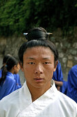 Taichi Lehrer mit Haarzopf, gehalten von einem Kugelschreiber, Bic, Wudang School of Martial Arts, Vorplatz des Klosters Palast der Purpurwolke, Zi Xiao Gong, Wudang Shan, daoistischer Berg in der Provinz Hubei, Gipfel 1613 Meter, Geburtsort des Taichi, C