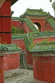 Palast der Purpurwolke, Wudang Shan,Kloster Palast der Purpurwolke, Zi Xiao Gong, auf halbem Weg zum Gipfel des Wudang Shan, rote Mauern, Farbe Rot, daoistischer Berg in der Provinz Hubei, Geburtsort des Taichi, China, Asien, UNESCO Weltkulturerbe