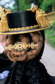 Portrait einer Frau in Tracht von hinten mit goldverziertem Priener Hut und goldener Haarspange, Trachtenwallfahrt nach Raiten, Chiemgau, Oberbayern, Bayern, Deutschland