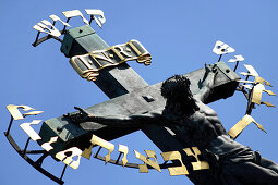 Nahaufnahme von einem Kreuz, Karlsbrücke, Prag, Tschechien