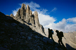 Zwei Bergsteiger beim Bergwandern, Vajolett-Türme, Dolomiten, Südtirol, Italien
