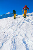 Paar machen eine Schneeschuhwanderung, Serfaus, Tirol, Österreich