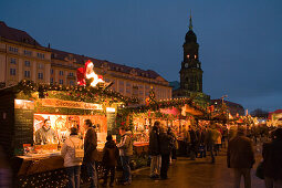 Kreuzkirche, Altmarkt, Striezelmarkt, Weihnachtsmarkt, Christkindlmarkt, Weihnachten, Advent, Dresden, Sachsen, Deutschland