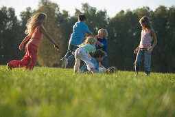 Kinder spielen auf einer Wiese, Kindergeburtstag