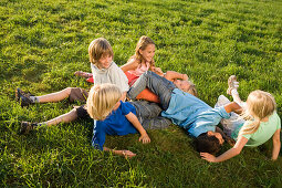 Kinder spielen ausgelassen auf einer Wiese, Kindergeburtstag