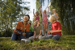 Kinder spielen Topfschlagen, Kindergeburtstag