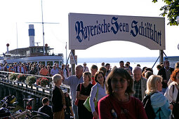 Passagiere verlassen der Ammersee Dampfschiff, Ammersee, Bayern, Deutschland