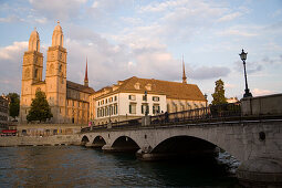 Blick über der Limmat mit Münsterbrücke, Helmhaus und Grossmünster, Zürich, Kanton Zürich, Schweiz