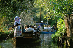 Touristen, Kähne, Lehde, Spreewald, Brandenburg, Deutschland