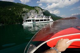 Ein Motorboot und ein Ausflugsboot bei St. Gilgen, Wolfgangsee, Salzburg, Österreich