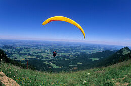 Start eines Gleitschirms von der Hochries, Tandemflug, Chiemgau, Oberbayern, Bayern, Deutschland