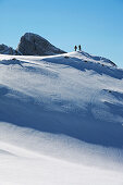 Zwei Männer tragen ihre Snowboards auf den Gipfel eines kleinen Berges, Appenzell, St. Gallen, Toggenburg, Ostschweiz, Schweiz, Alpen, Europa