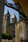 Blick durch ein Tor auf die Willibrordus Basilika, Echternach, Luxemburg, Europa
