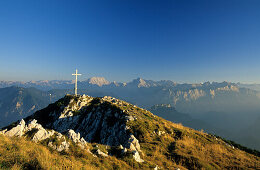 Gipfelkreuz am Zwiesel mit Blick auf Berchtesgadener Alpen, Chiemgau, Oberbayern, Bayern, Deutschland