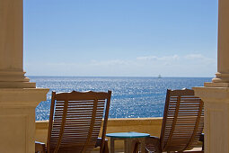 Liegestühle auf der Terrasse mit Meerblick, Hotel Maricel, Palma, Mallorca, Balearen, Spanien, Europa