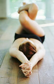 Junge Frau in Yoga Position