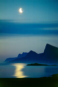 Mond über Nordwestküste, bei Flakstad, Lofoten, Nordland, Norwegen