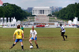 Fussballspieler, The National Mall, Lincoln Memorial im Hintergrund, Washington DC, Vereinigte Staaten von Amerika, USA