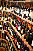 Nahaufnahme von Weinflaschen, De Vinos Wine Shop, Washington DC, Vereinigte Staaten von Amerika, USA