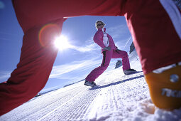 Eine Frau beim Aufwärmen, ein Skikurs mit Skilehrern, Hintertuxer Gletscher, Tirol, Österreich