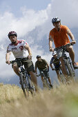 Mountainbiker auf dem Mieminger Plateau, Haiming, Tirol, Österreich